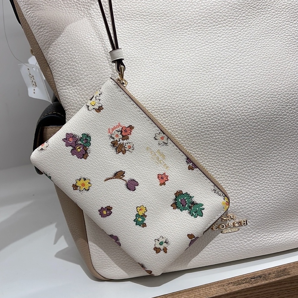 Coach Corner Zip Wristlet With Spaced Floral Field Print
IM/Chalk Multi - Picture 12 of 16